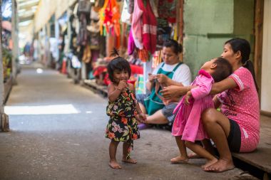 Ko Chang, Tayland - 15 Şubat 2018: Yerel sakinleri evler Stilts denize inşa oluşur Bang Bao balıkçı köyü. Ko Chang 5,356 nüfusu ile 8 köyleri oluşan.