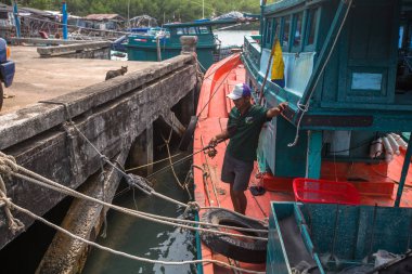 Koh Chang, Tayland - 17 Şubat 2018: Yerli balıkçı köyü evler Stilts denize inşa oluşan Doğu Kıyısı üzerinde. 5,356 nüfusu ile 8 köyleri oluşan Adası.