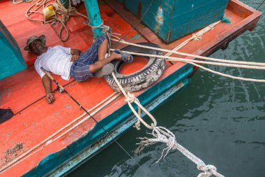 Koh Chang, Tayland - 17 Şubat 2018: Yerli balıkçı köyü evler Stilts denize inşa oluşan Doğu Kıyısı üzerinde. 5,356 nüfusu ile 8 köyleri oluşan Adası.