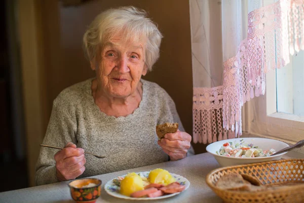Ältere Frau Isst Hause Tisch — Stockfoto