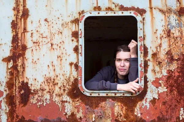 Portret Van Een Jonge Vrouw Een Achtergrond Van Roestig Ijzer — Stockfoto