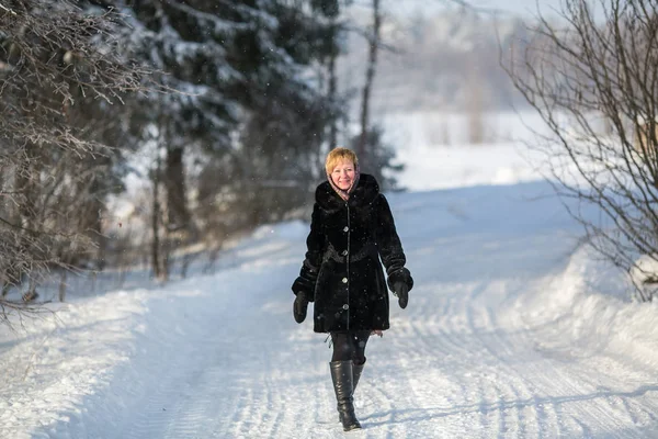 Jonge Vrouw Winter Besneeuwde Weg Bij Park — Stockfoto