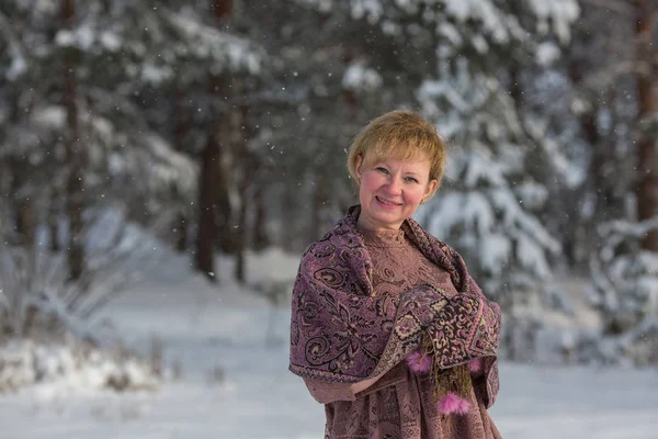 Giovane Donna Russa Posa Parco Innevato Inverno — Foto Stock