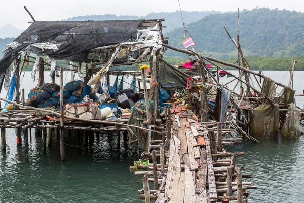 コチャン島 タイの漁村で木の板の桟橋で釣りタックル — ストック写真
