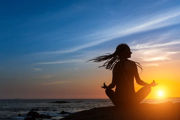 Jóga Silueta Meditace Žena Pláži Moře Během Úžasný Západ Slunce — Stock fotografie