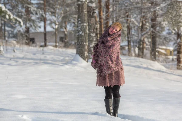 Junge Russin Posiert Winter Einem Verschneiten Park — Stockfoto