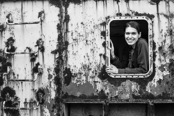 Portrait Une Jeune Femme Dans Une Fenêtre Récipient Industriel Abandonné — Photo