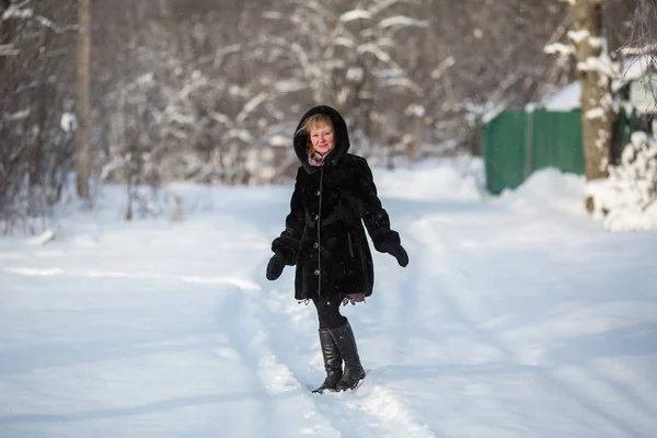 Kışın Karlı Park Poz Genç Rus Kadın — Stok fotoğraf
