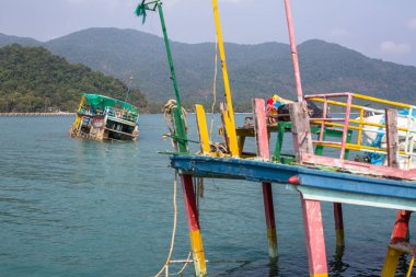 Koh Chang Adası Tayland Körfezi yakınlarında batık balıkçı tekneleri .