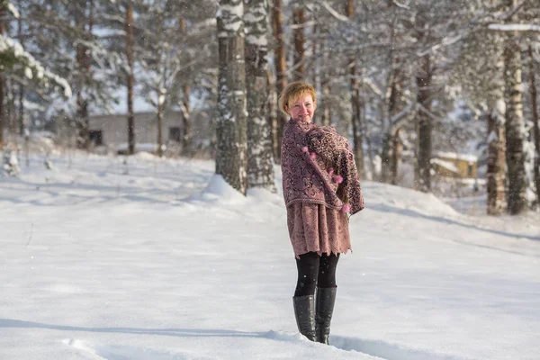 Jeune Femme Russe Posant Dans Parc Enneigé Hiver — Photo