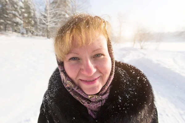 Close Retrato Jovem Mulher Inverno Neve Livre — Fotografia de Stock