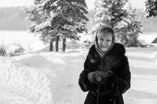 Junge Russin Einem Verschneiten Dorf Winter Schwarz Weiß Foto — Stockfoto