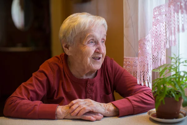 Une Femme Âgée Regarde Par Fenêtre Assise Table — Photo