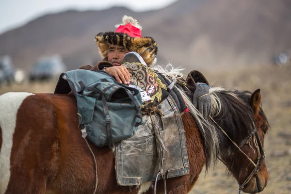 Olgiy Mongolsko Září 2017 Eagle Hunter Tradiční Oblečení Golden Eagle — Stock fotografie