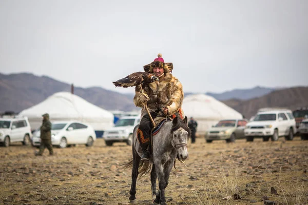 Olgiy Mongolië Sep 2017 Eagle Hunter Traditionele Kleding Met Een — Stockfoto
