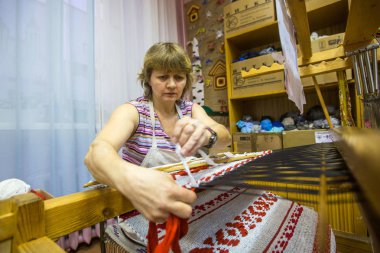 Vazhiny, Rusya - 21 Aralık 2017: Dekoratif sanat (Tekstilnaya na) Belediye bütçe kurum kültürünün Tekstil stüdyoda çalışırken Weaver.