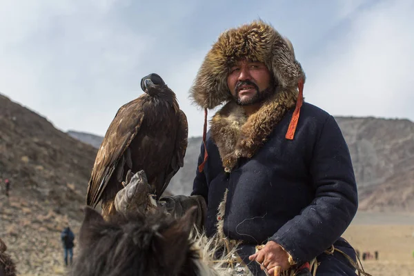 Olgiy Mongoliet Sep 2017 Eagle Hunter Traditionella Kläder Med Kungsörn — Stockfoto