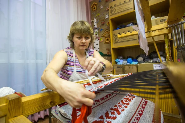 Vazhiny Russia Dec 2017 Weaver While Working Textile Studio Decorative — Stock Photo, Image