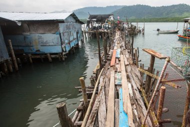 Evler Stilts adada Ko Chang, Tayland balıkçı köyü
