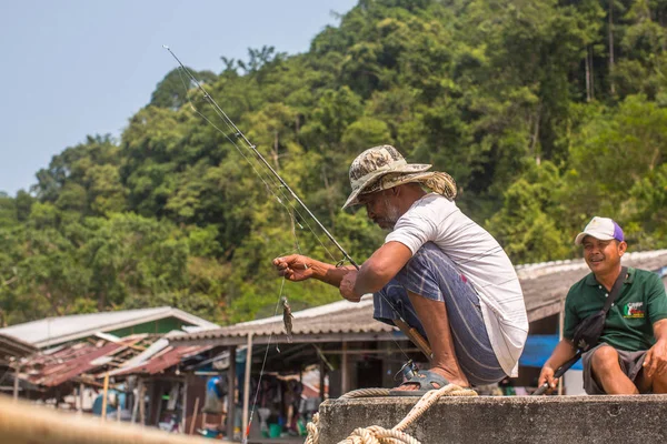 Koh Chang Thailand Feb 2018 Locals Fishing Village Eastern Shore — Stock Photo, Image