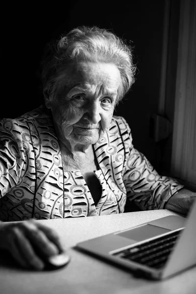 Mujer Mayor Sentada Con Laptop Retrato Blanco Negro — Foto de Stock