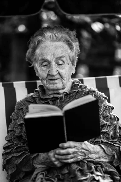 Czarno Białe Zdjęcie Starszą Kobietę Książką Altanie — Zdjęcie stockowe