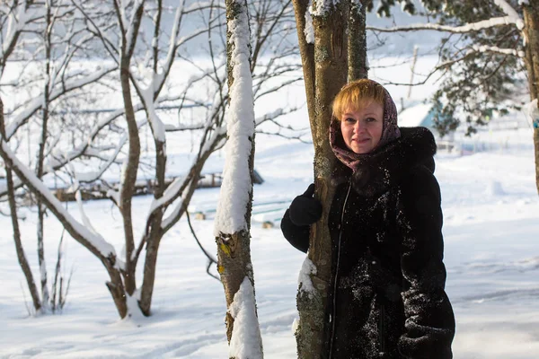 Молодая Женщина Зимой Заснеженной Русской Деревне — стоковое фото