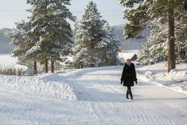 Jonge Vrouw Winter Het Besneeuwde Russische Dorp — Stockfoto