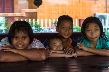 Koh Chang, Tayland - 25 Şubat 2018: Köyü Klong şarkı bölgesinde yerel bilinmeyen çocuklar. Ko Chang 5,356 nüfusu ile 8 köyleri oluşan Adası.