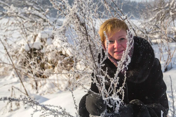 Jonge Russische Vrouw Winter Besneeuwde Park — Stockfoto