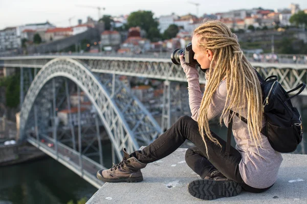 在葡萄牙波尔图的杜罗河河大桥对面的观看平台上有摄像头的年轻女子 — 图库照片