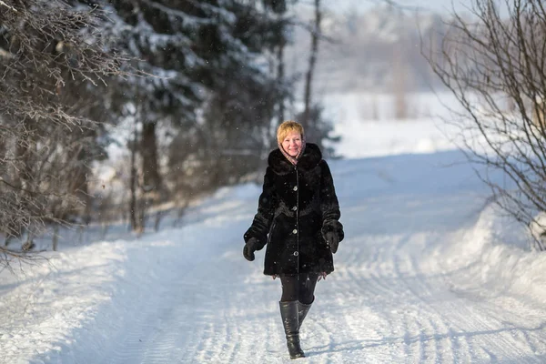 雪の降る天気で若い女性の全身肖像画 — ストック写真