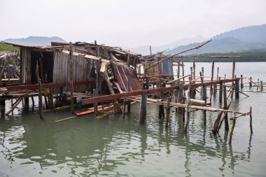 Ko Chang adada, Tayland balıkçı köyü terk.