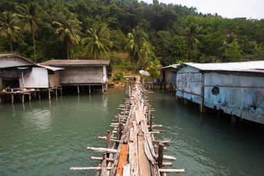 Ahşap plakalar adada Ko Chang, Tayland balıkçı köyü iskele yapılmış.