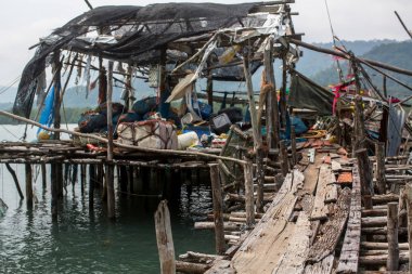 Ko Chang Adası, Tayland balıkçı köyü olarak ahşap plakalar olta Pier üzerine yapılmış.