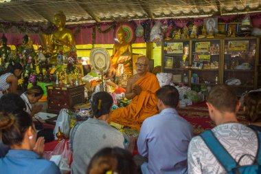 Koh Chang, Tayland - 1 Mar 2018: Tayland kutlama dünyaca Bucha günün. Bir Budizm, yerel halk ve yabancı turistler için onun sosyal normları belirleyen üç en önemli tatil.