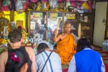 Koh Chang, Tayland - 1 Mar 2018: Monk dünyaca Bucha günü kutlama sırasında. Bir Budizm, yerli ve yabancı turistler için onun sosyal normları belirleyen üç en önemli tatil.