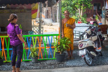 Koh Chang, Tayland - 1 Mar 2018: Monk dünyaca Bucha günü kutlama sırasında. Bir Budizm, yerli ve yabancı turistler için onun sosyal normları belirleyen üç en önemli tatil.