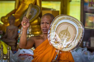 Koh Chang, Tayland - 1 Mar 2018: Monk dünyaca Bucha günü kutlama sırasında. Bir Budizm, yerli ve yabancı turistler için onun sosyal normları belirleyen üç en önemli tatil.