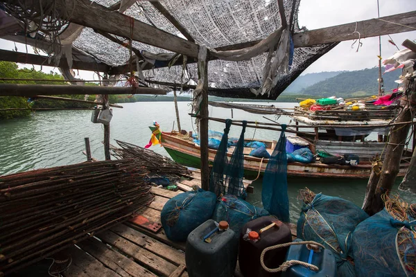 Chang Adası Tayland Balıkçı Köyü Olarak Ahşap Plakalar Olta Pier — Stok fotoğraf