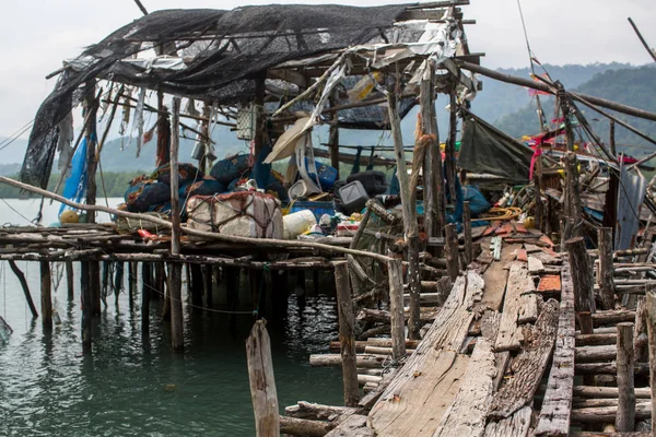 泰国高昌岛渔村的木板码头捕鱼 — 图库照片
