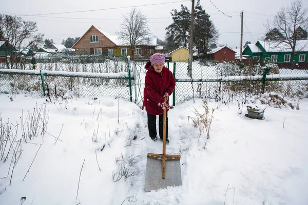 Ältere Frau Räumt Schnee Der Nähe Ihres Hauses Dorf — Stockfoto