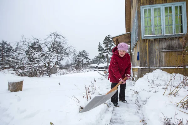 Mulher Idosa Limpa Neve Perto Casa Aldeia — Fotografia de Stock