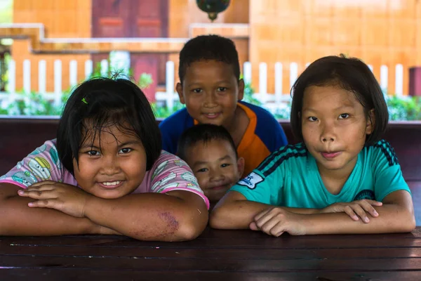Koh Chang Tailandia Feb 2018 Niños Locales Desconocidos Aldea Distrito —  Fotos de Stock