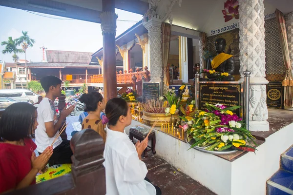 タイの万仏節のチャーン島 2018 仏教は 地域住民や外国人観光客にその社会規範を規定の つの最も重要な休日の — ストック写真