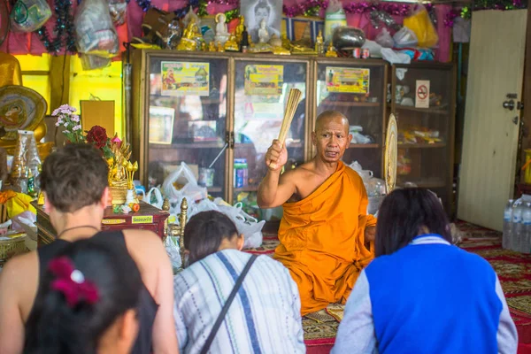 2018年3月1日 和尚在庆祝实木 Bucha 佛教三最重要的节日之一 它的社会规范 以当地人和外国游客 — 图库照片