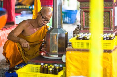 Koh Chang, Tayland - 1 Mar 2018: Monk dünyaca Bucha günü kutlama sırasında. Bir Budizm, yerli ve yabancı turistler için onun sosyal normları belirleyen üç en önemli tatil.