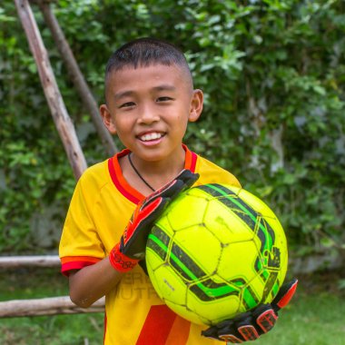 Koh Chang, Tayland - Mar 3, 2018: Köyü Klong şarkı bölgesinde yerel bilinmeyen çocuklar. Ko Chang 5,356 nüfusu ile 8 köyleri oluşan Adası.