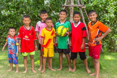 Koh Chang, Tayland - Mar 3, 2018: Köyü Klong şarkı bölgesinde yerel bilinmeyen çocuklar. Ko Chang 5,356 nüfusu ile 8 köyleri oluşan Adası.