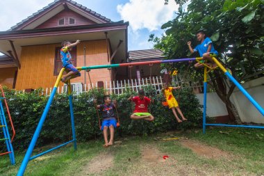 Koh Chang, Tayland - Mar 3, 2018: Köyü Klong şarkı bölgesinde yerel bilinmeyen çocuklar. Ko Chang 5,356 nüfusu ile 8 köyleri oluşan Adası.